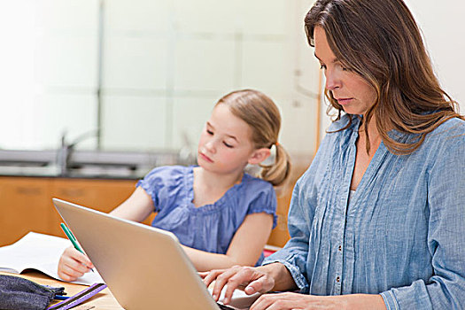 小女孩,家庭作业,母亲,笔记本电脑