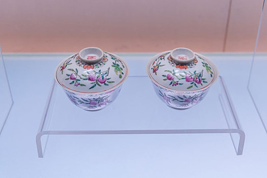 上海博物馆的清道光景德镇窑粉彩三果纹盖碗