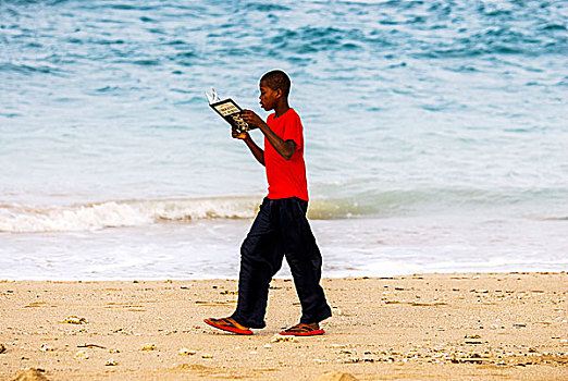 男学生,走,海滩,读,书本,非洲