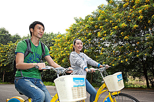 年轻大学生在校园里骑车