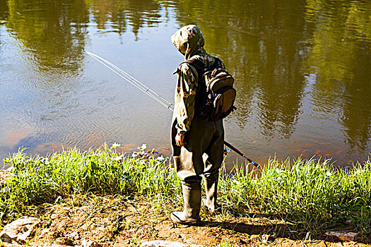 后视图,中年,男人,钓鱼,河岸,乡村,区域,俄罗斯