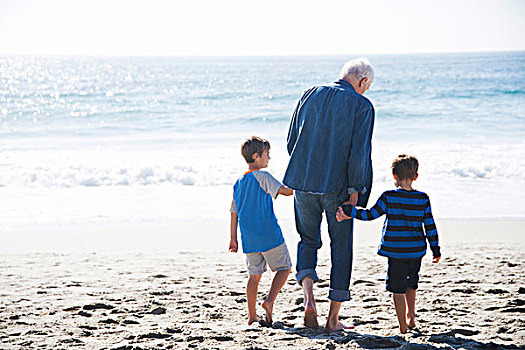 爷爷,两个,孙子,走,海滩,后视图