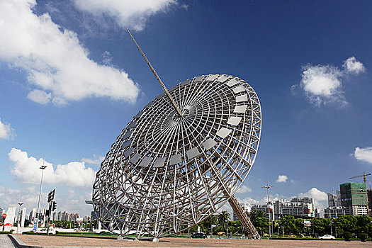 上海浦东陆家嘴世纪广场的大型城市雕塑,日晷
