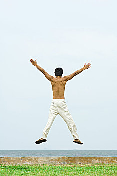 男人,跳跃,空中,海滩,抬臂,后视图