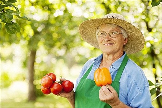 老年,女人,拿着,西红柿,黄椒