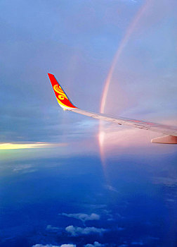 在飞机上看彩虹