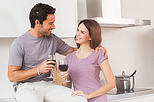 情侣,祝酒,葡萄酒杯,厨房