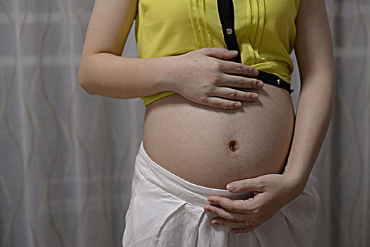 一个怀孕五个月的年轻孕妇