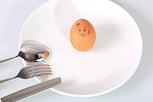 绘画鸡蛋放在盘子中