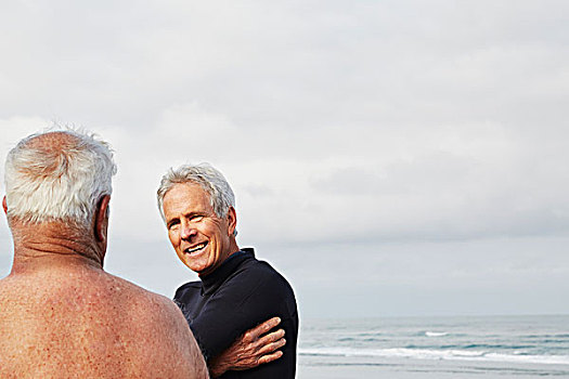 两个,老人,站立,海滩,交谈,一个,穿,潜水服