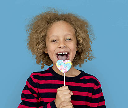 小男孩,吃,棒棒糖,糖果,看镜头,微笑,棚拍,肖像