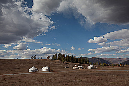 新疆阿勒泰喀纳斯山谷里的蒙古包