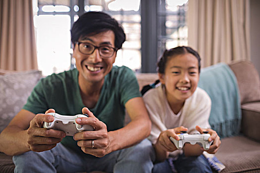 父亲,女儿,玩,电子游戏,客厅,在家