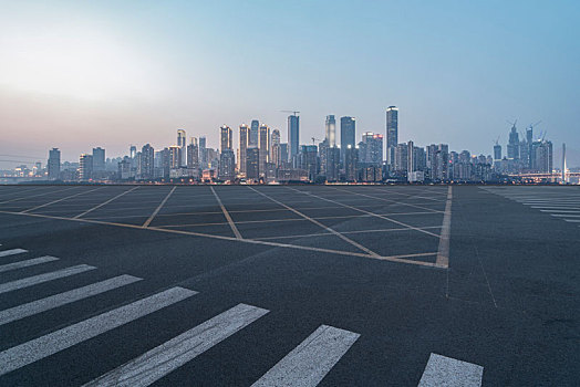 路面天际线和重庆现代建筑背景图