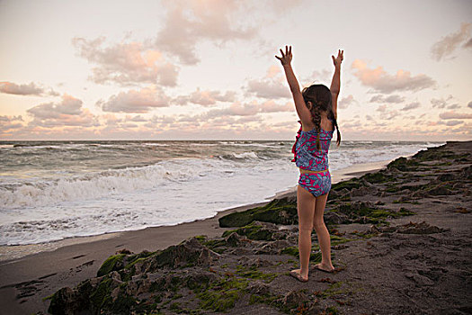 女孩,海滩,抬臂,看别处,风景,吹,石头,保存,佛罗里达,美国