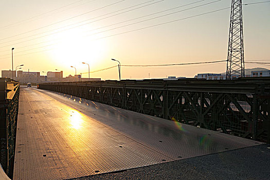 夕阳下的铁桥路面