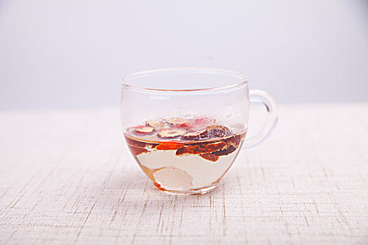 玻璃杯中的健康养生红枣枸杞桂圆茶