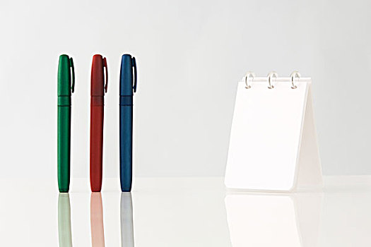 彩色,笔,竖立,桌上,笔记本