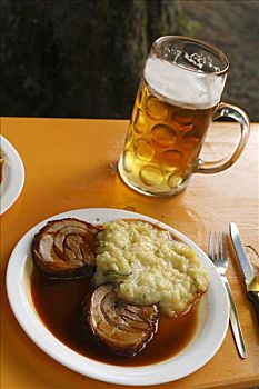 烤猪肉,土豆沙拉,啤酒,大啤酒杯,慕尼黑,巴伐利亚,德国,欧洲
