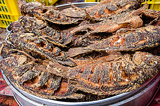 广西柳州农村做酒席时做的油炸鱼美食