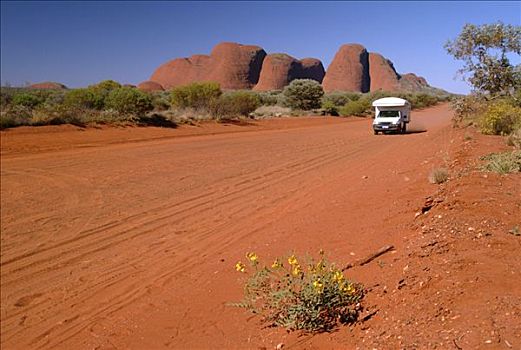 四驱车,驾驶,土路,乌卢鲁巨石,卡塔曲塔国家公园,北领地州,澳大利亚