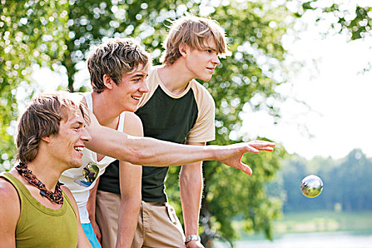 群体,男青年,玩,掷球游戏,公园,户外,夏天