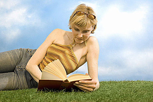 女人,夏天,草地,卧,看书,放松,休息,享受,序列,20-30岁,金发,夏装,牛仔裤,上面,黄色,休闲,度假,周末,复原,安静,轻松,平衡