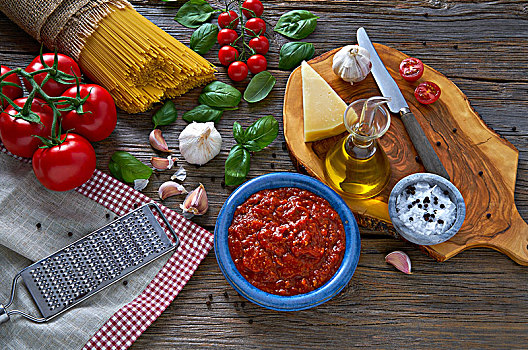 意大利,意大利面,食物,奶酪,西红柿,蒜,罗勒,木头