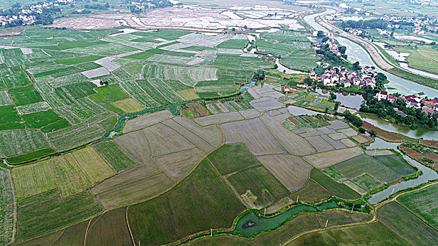 航拍雨后田园