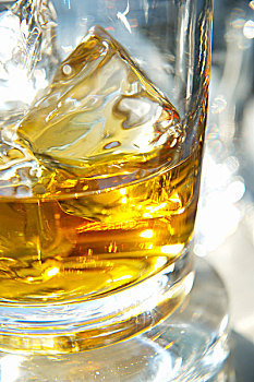 玻璃,威士忌,石头