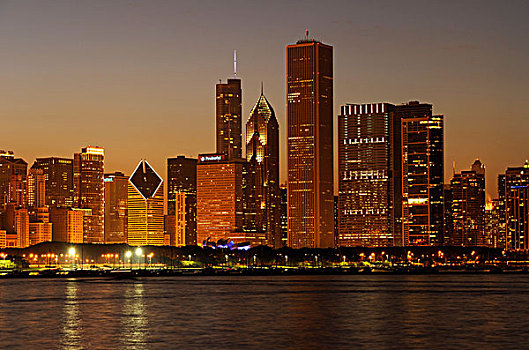 夜景,阿奥中心,两个,谨慎的,广场,川普大厦,塔,天际线,密歇根湖,芝加哥,伊利诺斯,美国