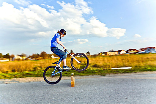 男孩,跳跃,自行车,上方,屏障,街道
