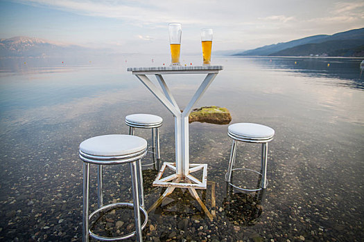 桌子,椅子,湖
