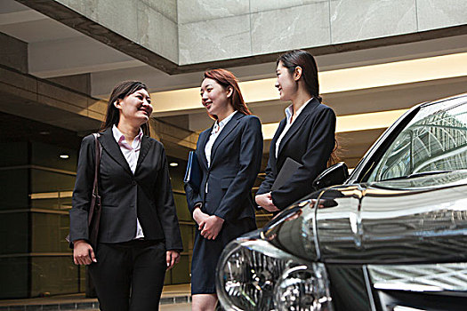 三个,年轻,职业女性,会面,交谈,停车场