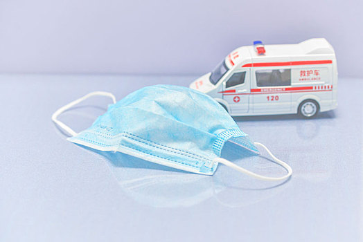 医用口罩与救护车模型