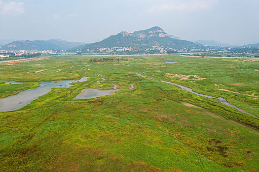 航拍济南卧虎山水库变身大草原