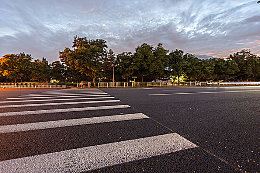 夕阳下的北京道路