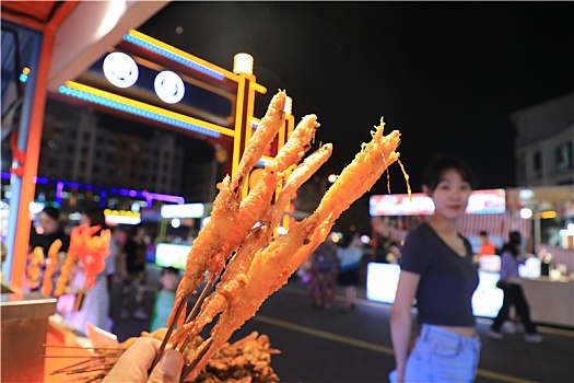 这里的夜市比农村大集还热闹,吃喝玩乐购一站配齐