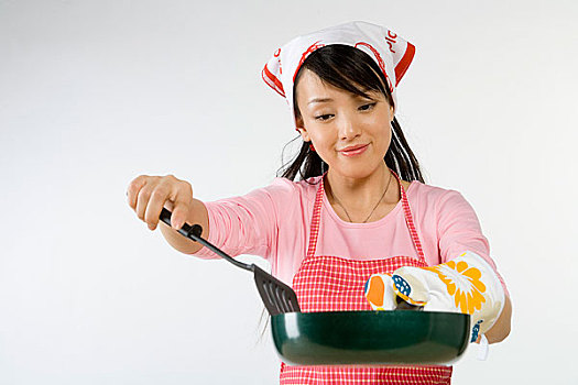 正在做饭的女人