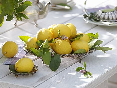 柠檬,银盘,木桌子