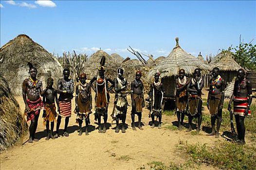 人群,衣服,彩色,传统服装,乡村,稻草,小屋,卡罗部落,南方,奥莫山谷,埃塞俄比亚,非洲