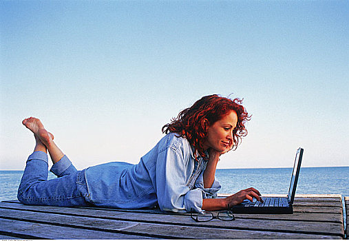 女人,躺着,码头,使用笔记本,电脑