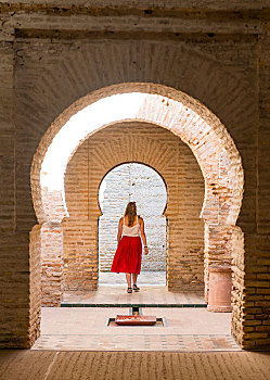 女人,红裙,阿拉伯浴室,城堡,卡迪兹,安达卢西亚,西班牙,欧洲