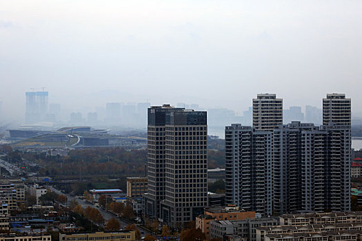 山东省日照市,气温突变寒潮即将来袭,乌云密布笼罩整座城市