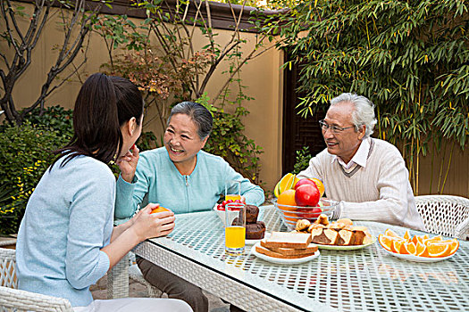 一家人在庭院里吃早餐