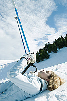 美女,滑雪,躺着,地面,拿着,向上,滑雪棒,闭眼