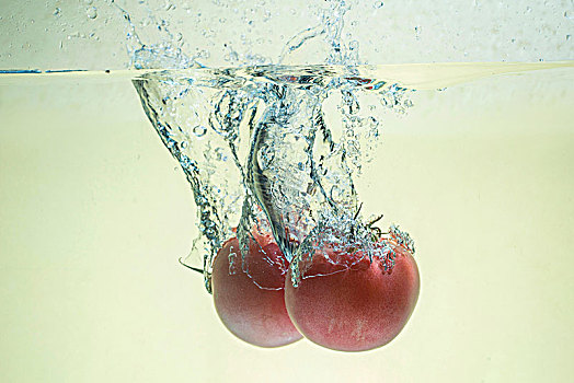 落入水中的西红柿