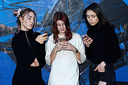 三个女孩,青少年,手机,青春期