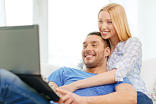 喜爱,家庭,科技,互联网,高兴,概念,微笑,幸福伴侣,笔记本电脑,在家
