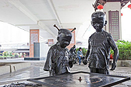 立交桥下的民俗雕像